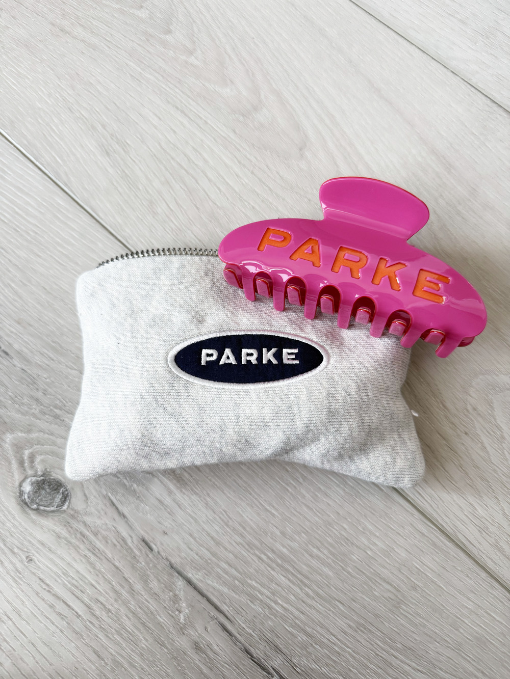 Parke Claw Clip - Dunkin Collab 2026 - Color Dunkin' Pink - Picture 2 of 5